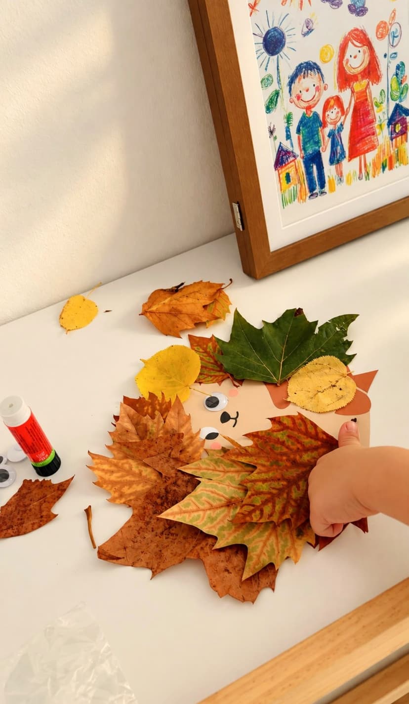 Gebastelter Igel aus gesammelten Herbstblättern